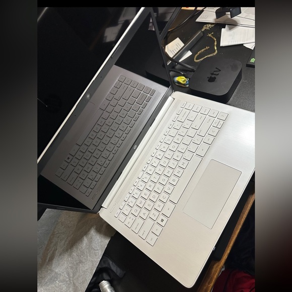 HP 14” 2020 2-in-1 Touch-Screen 64 GB White Laptop - Picture 1 of 9